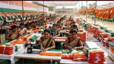 आजादी के रंग से संवर रही 30 हजार महिलाओं की जिंदगी, हर घर के लिए बना रहीं तिरंगा आजादी के रंग से संवर रही 30 हजार महिलाओं की जिंदगी, हर घर के लिए बना रहीं तिरंगा