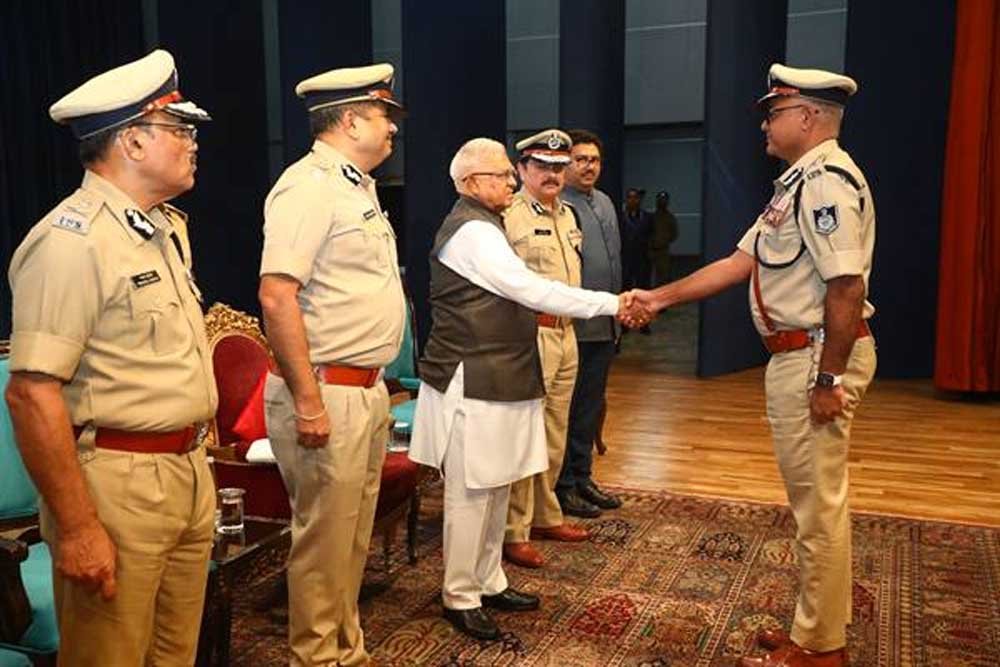 पदक उत्कृष्ट सेवाओं की पहचान और भावी जिम्मेदारियों का प्रतीक : राज्यपाल पटेल पदक उत्कृष्ट सेवाओं की पहचान और भावी जिम्मेदारियों का प्रतीक : राज्यपाल पटेल