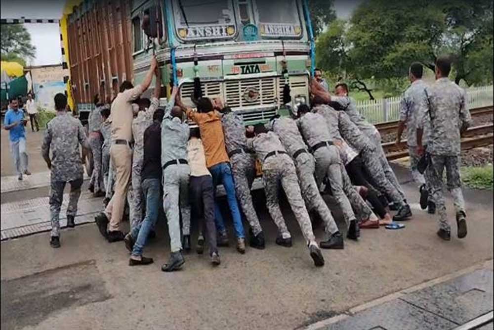 क्विक रिस्पांस फोर्स(QRF) जवानों की सूझबूझ ओर तत्परता से टली बड़ी दुर्घटना क्विक रिस्पांस फोर्स(QRF) जवानों की सूझबूझ ओर तत्परता से टली बड़ी दुर्घटना