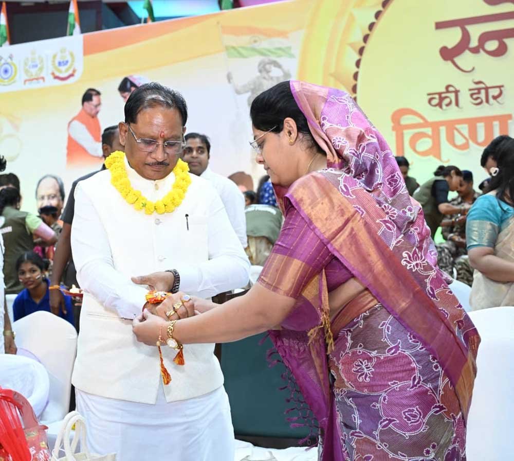 राखी बंधवाकर भावुक हुए मुख्यमंत्री साय राखी बंधवाकर भावुक हुए मुख्यमंत्री साय