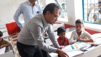 स्कूल शिक्षा विभाग के प्रमुख सचिव ने बच्चों के साथ बैठकर देखी पढ़ाई, शिक्षकों से संवाद कर शिक्षा की गुणवत्ता पर दिए सुझाव