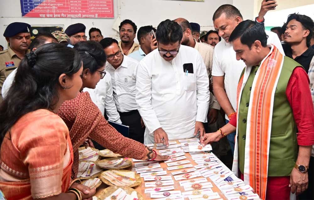 विष्णुभोग की खुशबू और बहनों के हुनर से सजी खास राखी विष्णुभोग की खुशबू और बहनों के हुनर से सजी खास राखी