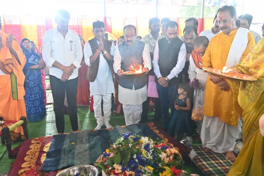 उप मुख्यमंत्री अरुण साव महारुद्राभिषेक में हुए शामिल उप मुख्यमंत्री अरुण साव महारुद्राभिषेक में हुए शामिल