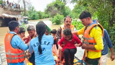 बारिश और बाढ़ के बीच मध्यप्रदेश पुलिस का रेस्क्यू ऑपरेशन—SDERF एवं होमगार्ड्स ने बचाईं 98 जिंदगियां बारिश और बाढ़ के बीच मध्यप्रदेश पुलिस का रेस्क्यू ऑपरेशन—SDERF एवं होमगार्ड्स ने बचाईं 98 जिंदगियां