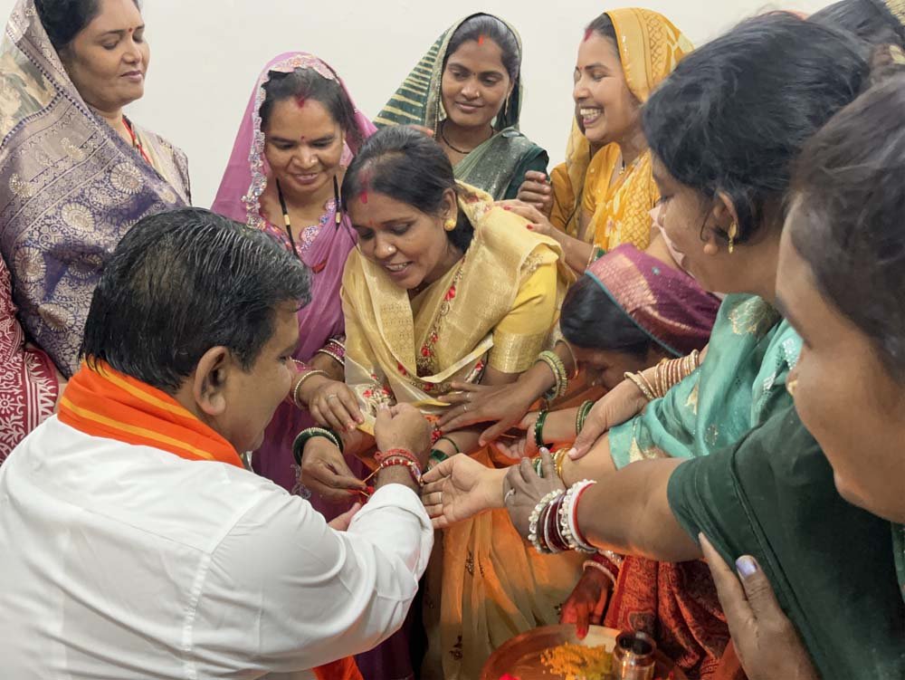 बिहान की दीदियों ने उपमुख्यमंत्री विजय शर्मा को राखी बांधकर दी बधाई, साझा किए गुजरात भ्रमण के अनुभव बिहान की दीदियों ने उपमुख्यमंत्री विजय शर्मा को राखी बांधकर दी बधाई, साझा किए गुजरात भ्रमण के अनुभव