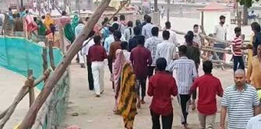 सावन के पहले सोमवार पर शिवमय हुई रामनगरी, सरयू से शिवालयों तक उमड़ा आस्था का सैलाब सावन के पहले सोमवार पर शिवमय हुई रामनगरी, सरयू से शिवालयों तक उमड़ा आस्था का सैलाब