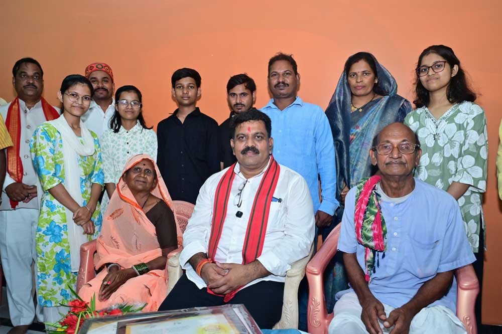 तीन बहनों ने एक साथ पास की नीट परीक्षा, उप मुख्यमंत्री विजय शर्मा ने घर पहुंचकर दी बधाई तीन बहनों ने एक साथ पास की नीट परीक्षा, उप मुख्यमंत्री विजय शर्मा ने घर पहुंचकर दी बधाई