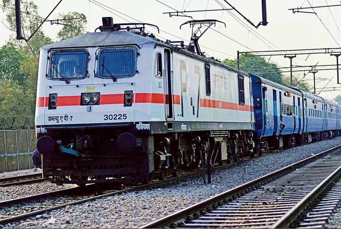 कोहरा या बारिश नहीं! जानिए किन वजहों से सबसे ज्यादा लेट होती हैं ट्रेनें कोहरा या बारिश नहीं! जानिए किन वजहों से सबसे ज्यादा लेट होती हैं ट्रेनें