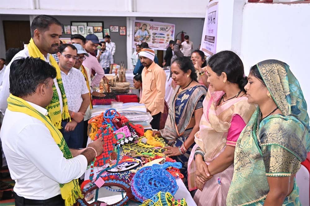 जनजातीय कारीगरों के हुनर को मिलेगा व्यापक बाजार, 20 कलाकारों एवं कारीगरों ने लगाए स्टॉल जनजातीय कारीगरों के हुनर को मिलेगा व्यापक बाजार, 20 कलाकारों एवं कारीगरों ने लगाए स्टॉल