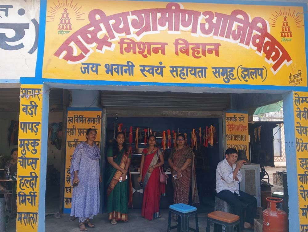 सीईओ अनुपमा आनंद ने झलप में पीएम सूर्य घर योजना और बिहान समूह की आजीविका गतिविधियों का किया निरीक्षण सीईओ अनुपमा आनंद ने झलप में पीएम सूर्य घर योजना और बिहान समूह की आजीविका गतिविधियों का किया निरीक्षण