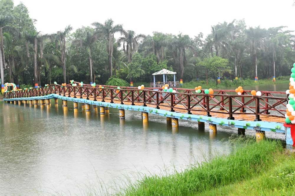 बिलासा ताल में बना आकर्षक वुडन ब्रिज, पर्यटन सुविधाओं को मिला नया आयाम बिलासा ताल में बना आकर्षक वुडन ब्रिज, पर्यटन सुविधाओं को मिला नया आयाम