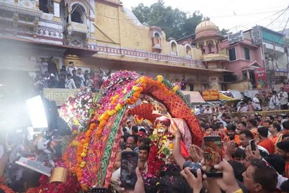 श्रावण के प्रथम सोमवार भगवान महाकाल मनमहेश स्वरूप में नगर भ्रमण पर निकले श्रावण के प्रथम सोमवार भगवान महाकाल मनमहेश स्वरूप में नगर भ्रमण पर निकले