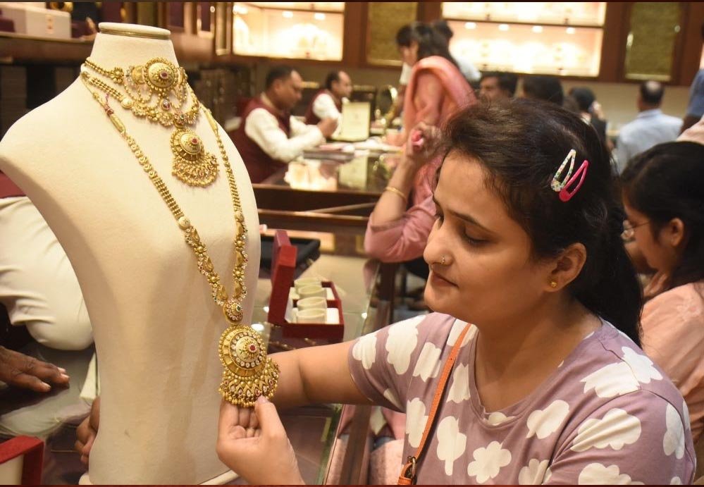 Gold Silver Price: बाजार खुलते ही सोना-चांदी धड़ाम, ₹3,500 तक गिरे दाम; जानें आज का ताजा भाव Gold Silver Price: बाजार खुलते ही सोना-चांदी धड़ाम, ₹3,500 तक गिरे दाम; जानें आज का ताजा भाव