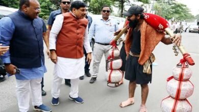 मुख्यमंत्री डॉ. यादव इंदौर में काफिला रूकवाकर कावड़ यात्री से मिले