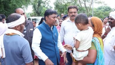 बाढ़ प्रभावित परिवारों के बीच पहुंचे वन मंत्री केदार कश्यप बाढ़ प्रभावित परिवारों के बीच पहुंचे वन मंत्री केदार कश्यप