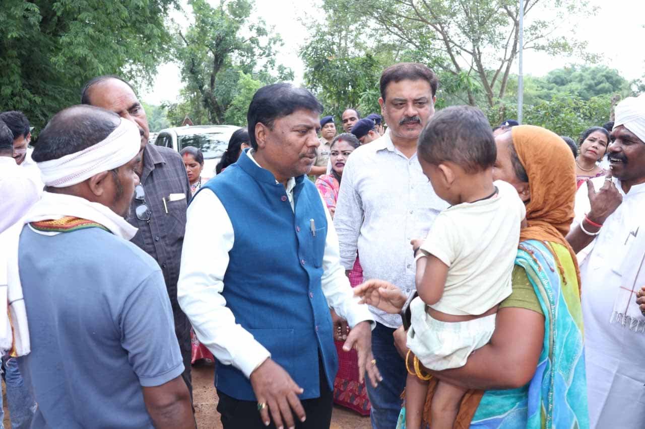 बाढ़ प्रभावित परिवारों के बीच पहुंचे वन मंत्री केदार कश्यप बाढ़ प्रभावित परिवारों के बीच पहुंचे वन मंत्री केदार कश्यप