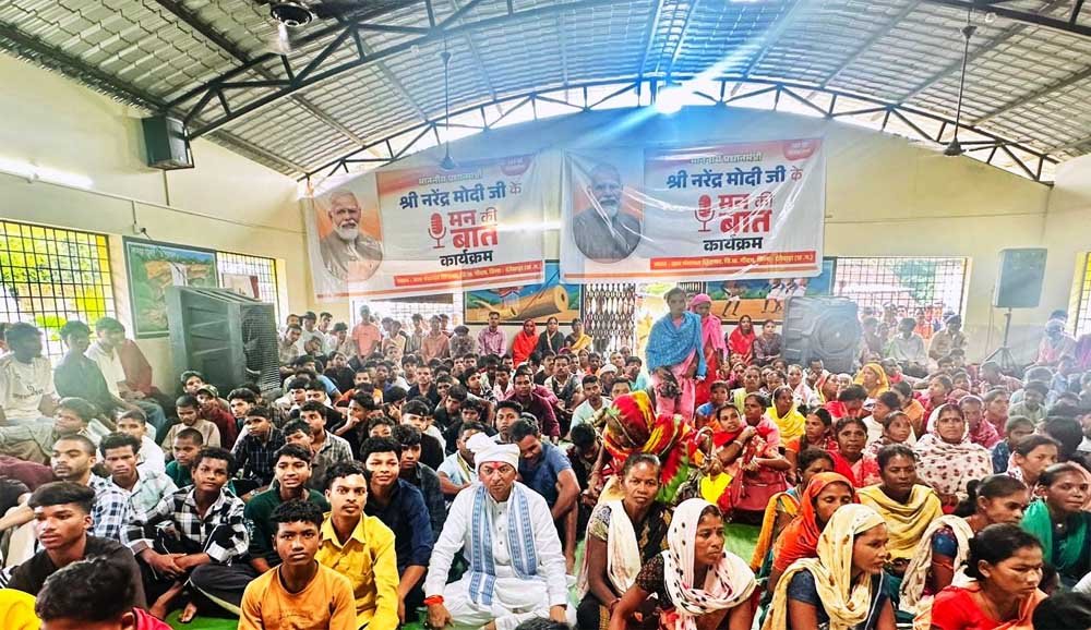 अब धमाकों की नहीं, रेडियो की गूंज अब धमाकों की नहीं, रेडियो की गूंज