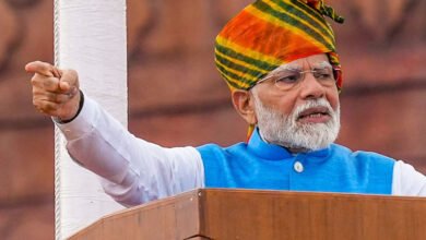 15 अगस्त पर क्यों नहीं गाया जाता था पूरा ‘वंदे मातरम’? अब नए कानून से बदलेगा नियम, जानें विवाद की जड़ 15 अगस्त पर क्यों नहीं गाया जाता था पूरा ‘वंदे मातरम’? अब नए कानून से बदलेगा नियम, जानें विवाद की जड़