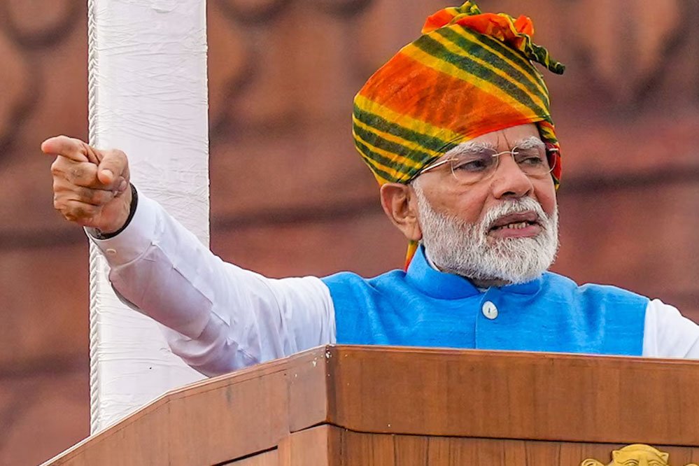 15 अगस्त पर क्यों नहीं गाया जाता था पूरा ‘वंदे मातरम’? अब नए कानून से बदलेगा नियम, जानें विवाद की जड़ 15 अगस्त पर क्यों नहीं गाया जाता था पूरा ‘वंदे मातरम’? अब नए कानून से बदलेगा नियम, जानें विवाद की जड़