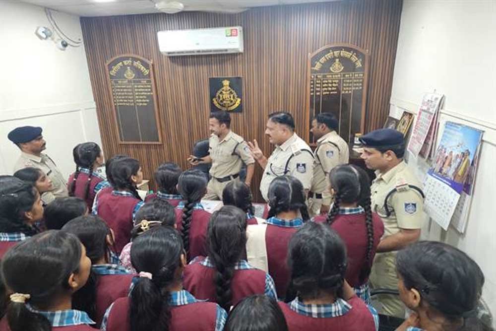 स्कूलों में कानून की पाठशाला, थानों में पुलिसिंग का प्रत्यक्ष अनुभव स्कूलों में कानून की पाठशाला, थानों में पुलिसिंग का प्रत्यक्ष अनुभव