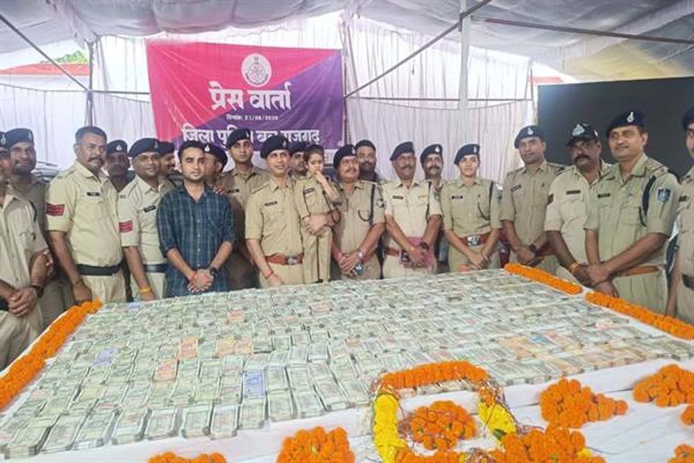 पैसे दोगुने करने का झांसा देकर 2 करोड़ रूपए की धोखाधड़ी करने वाले अंतर्राज्यीय गिरोह का राजगढ़ पुलिस ने किया पर्दाफाश पैसे दोगुने करने का झांसा देकर 2 करोड़ रूपए की धोखाधड़ी करने वाले अंतर्राज्यीय गिरोह का राजगढ़ पुलिस ने किया पर्दाफाश