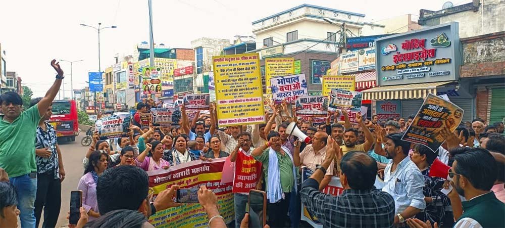 अवधपुरी में नगर निगम की नोटिस-सीलिंग कार्रवाई का विरोध, व्यापारियों ने निकाला पैदल मार्च