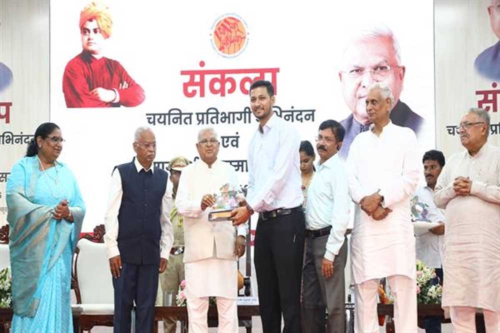चयनित अधिकारी पद का नहीं, अपने संस्कारों का परिचय दें : राज्यपाल पटेल चयनित अधिकारी पद का नहीं, अपने संस्कारों का परिचय दें : राज्यपाल पटेल