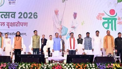 मुख्यमंत्री विष्णुदेव साय ने अपनी माँ के नाम पर लगाया पीपल का पौधा, वन महोत्सव-2026 का हुआ शुभारंभ मुख्यमंत्री विष्णुदेव साय ने अपनी माँ के नाम पर लगाया पीपल का पौधा, वन महोत्सव-2026 का हुआ शुभारंभ
