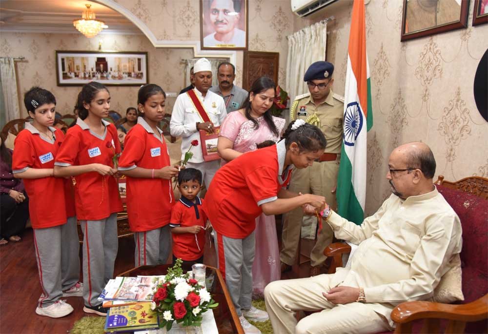लोक भवन में गूंजा अपनत्व का संदेश, दिव्यांग बच्चों ने राज्यपाल रमेन डेका को बांधा रक्षा सूत्र लोक भवन में गूंजा अपनत्व का संदेश, दिव्यांग बच्चों ने राज्यपाल रमेन डेका को बांधा रक्षा सूत्र