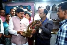 मुख्यमंत्री डॉ. यादव पीतल शिल्पकार के घर पहुंचे पारम्परिक पीतल शिल्प कला की सराहना की