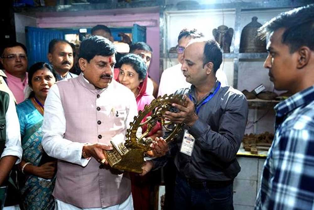 मुख्यमंत्री डॉ. यादव पीतल शिल्पकार के घर पहुंचे पारम्परिक पीतल शिल्प कला की सराहना की मुख्यमंत्री डॉ. यादव पीतल शिल्पकार के घर पहुंचे पारम्परिक पीतल शिल्प कला की सराहना की