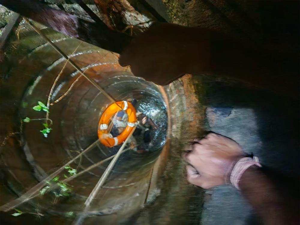 सीहोर के डायल-112 हीरोज कुएँ में गिरे व्यक्ति को सुरक्षित बाहर निकालकर परिजनों के सुपुर्द किया सीहोर के डायल-112 हीरोज कुएँ में गिरे व्यक्ति को सुरक्षित बाहर निकालकर परिजनों के सुपुर्द किया