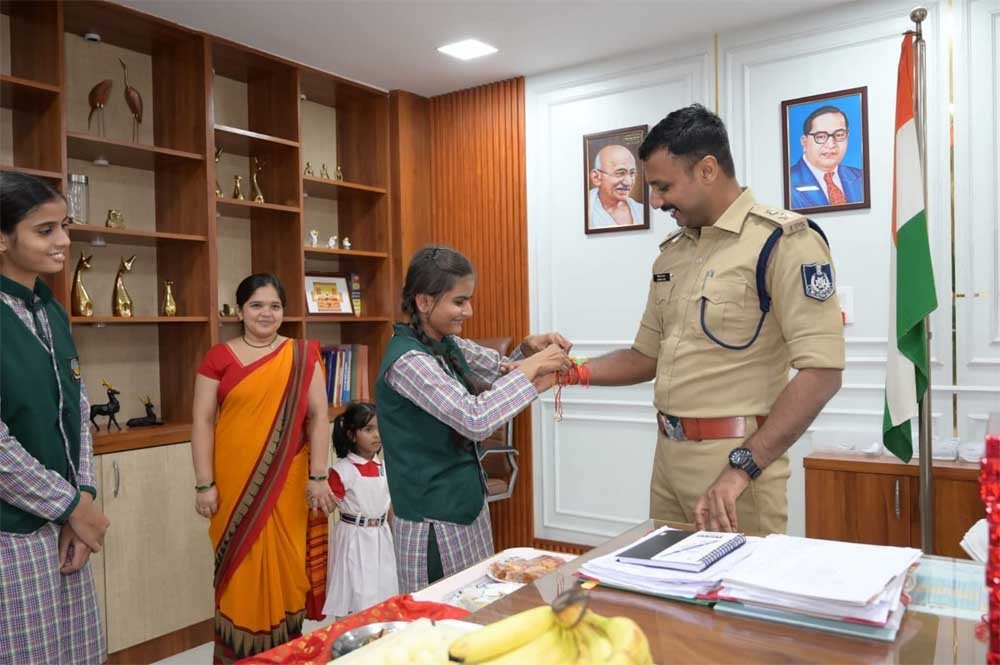 छात्राओं ने तिलक लगाकर राखी बांधी, एसपी ने सुरक्षा के साथ शिक्षा और आत्मविश्वास का दिया संदेश छात्राओं ने तिलक लगाकर राखी बांधी, एसपी ने सुरक्षा के साथ शिक्षा और आत्मविश्वास का दिया संदेश