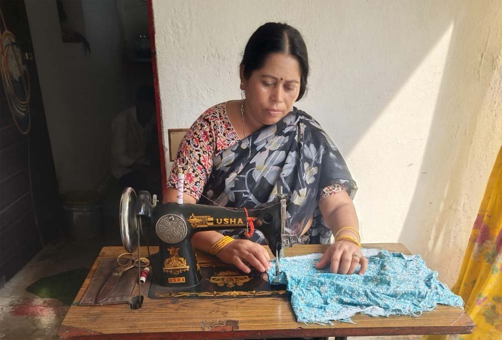 महतारी वंदन योजना: सिलाई मशीन बना आत्मनिर्भरता का साधन महतारी वंदन योजना: सिलाई मशीन बना आत्मनिर्भरता का साधन