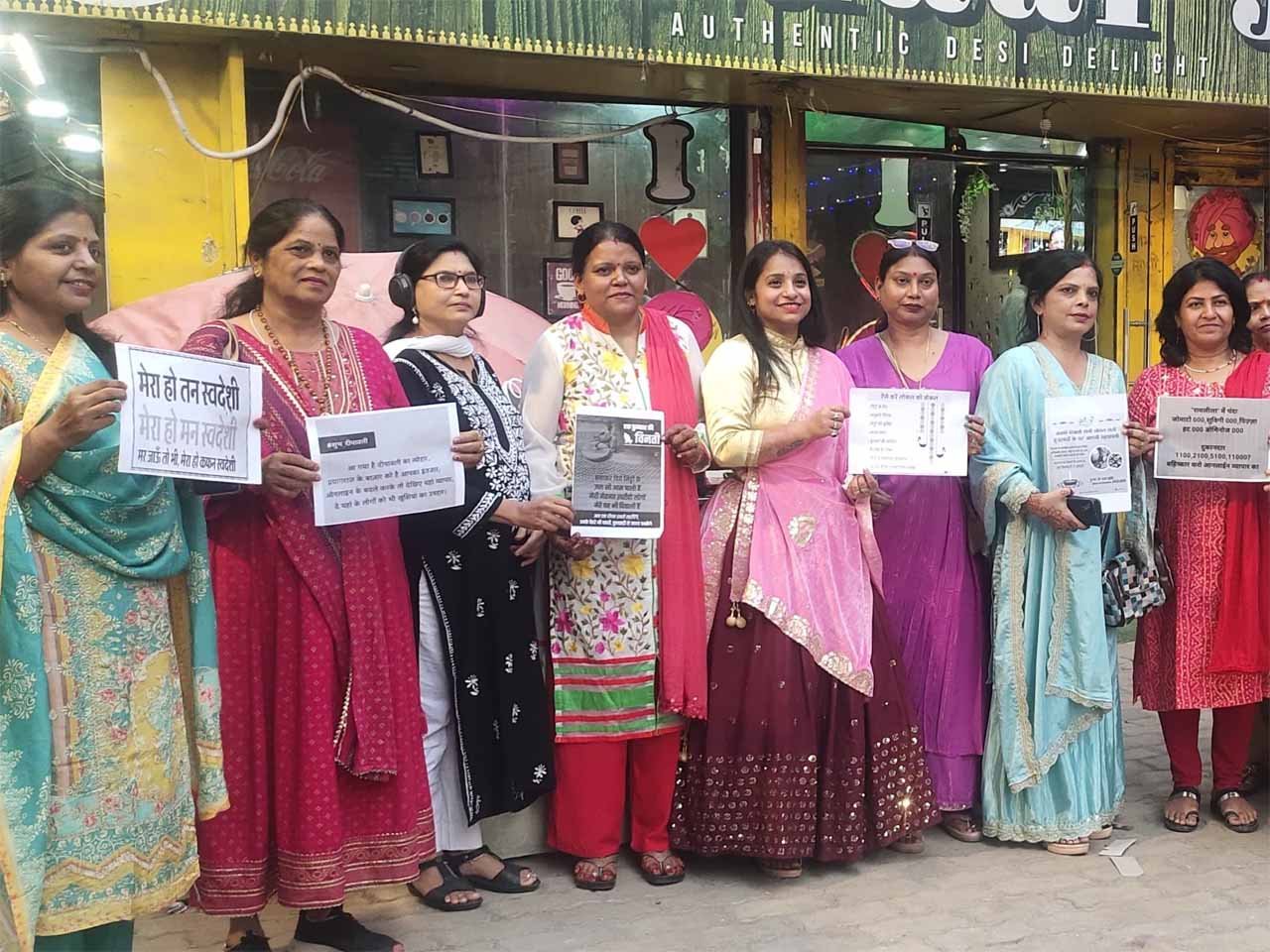 स्वदेशी फैशन शो में आत्मसमर्पित महिलाओं ने बढ़ाया आत्मविश्वास, रैंप पर दिखाया हुनर स्वदेशी फैशन शो में आत्मसमर्पित महिलाओं ने बढ़ाया आत्मविश्वास, रैंप पर दिखाया हुनर