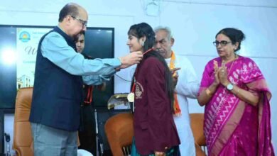 वर्तमान पर फोकस करें, निरंतर सीखते रहें और समाज के लिए योगदान दें-राज्यपाल डेका वर्तमान पर फोकस करें, निरंतर सीखते रहें और समाज के लिए योगदान दें-राज्यपाल डेका