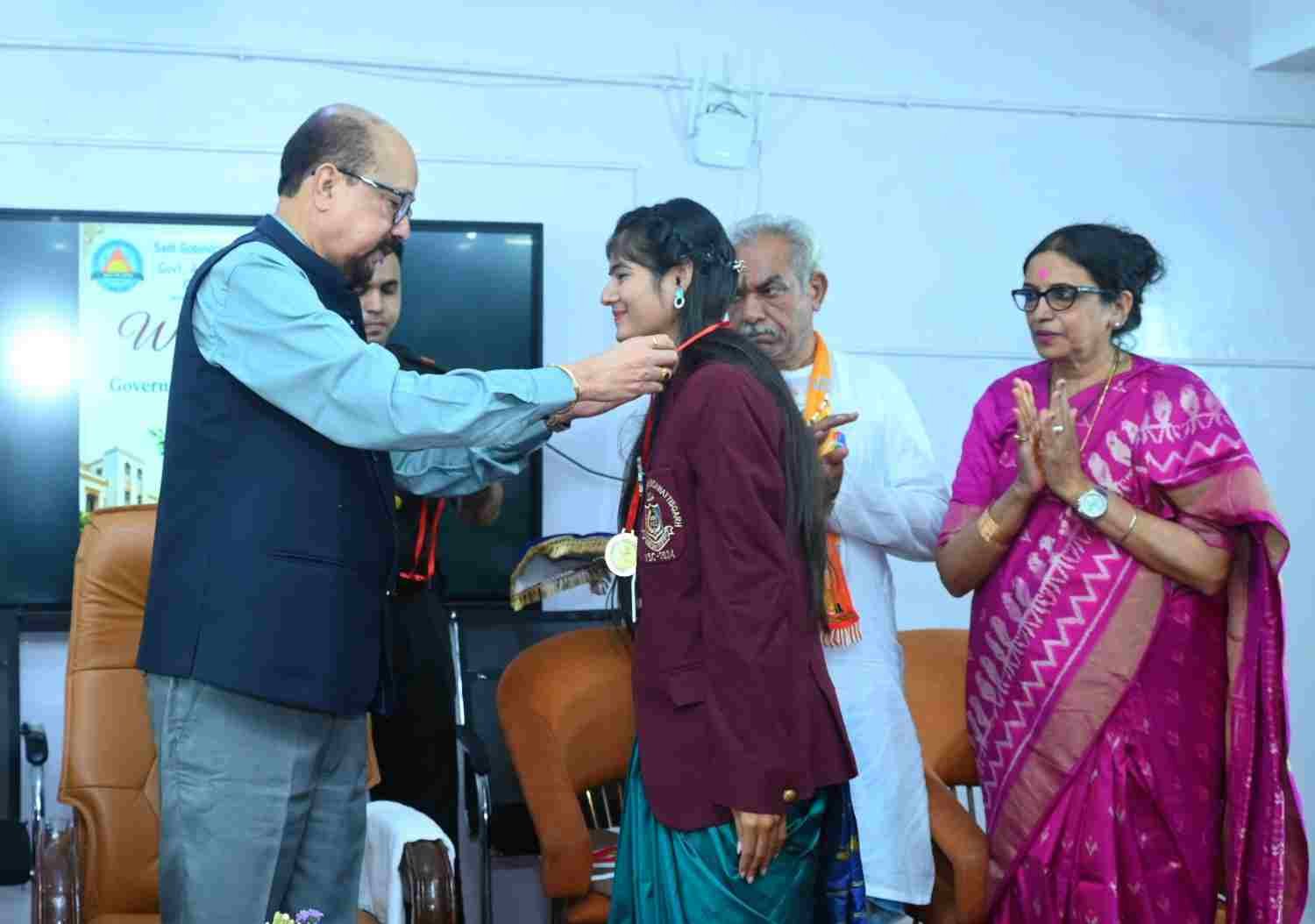 वर्तमान पर फोकस करें, निरंतर सीखते रहें और समाज के लिए योगदान दें-राज्यपाल डेका वर्तमान पर फोकस करें, निरंतर सीखते रहें और समाज के लिए योगदान दें-राज्यपाल डेका