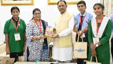 राष्ट्रपति से भेंट कर लौटे प्रतिभावान विद्यार्थियों ने मुख्यमंत्री विष्णु देव साय से की सौजन्य मुलाकात राष्ट्रपति से भेंट कर लौटे प्रतिभावान विद्यार्थियों ने मुख्यमंत्री विष्णु देव साय से की सौजन्य मुलाकात