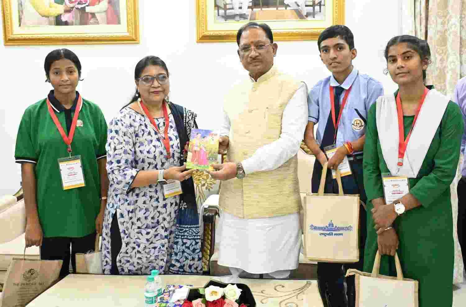 राष्ट्रपति से भेंट कर लौटे प्रतिभावान विद्यार्थियों ने मुख्यमंत्री विष्णु देव साय से की सौजन्य मुलाकात राष्ट्रपति से भेंट कर लौटे प्रतिभावान विद्यार्थियों ने मुख्यमंत्री विष्णु देव साय से की सौजन्य मुलाकात