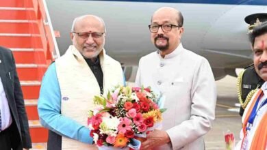 राज्यपाल डेका ने उपराष्ट्रपति राधाकृष्णन का किया आत्मीय स्वागत राज्यपाल डेका ने उपराष्ट्रपति राधाकृष्णन का किया आत्मीय स्वागत
