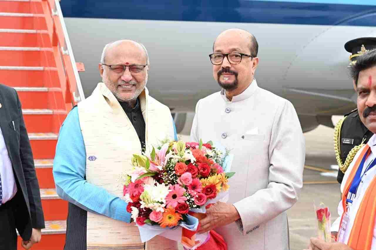 राज्यपाल डेका ने उपराष्ट्रपति राधाकृष्णन का किया आत्मीय स्वागत राज्यपाल डेका ने उपराष्ट्रपति राधाकृष्णन का किया आत्मीय स्वागत