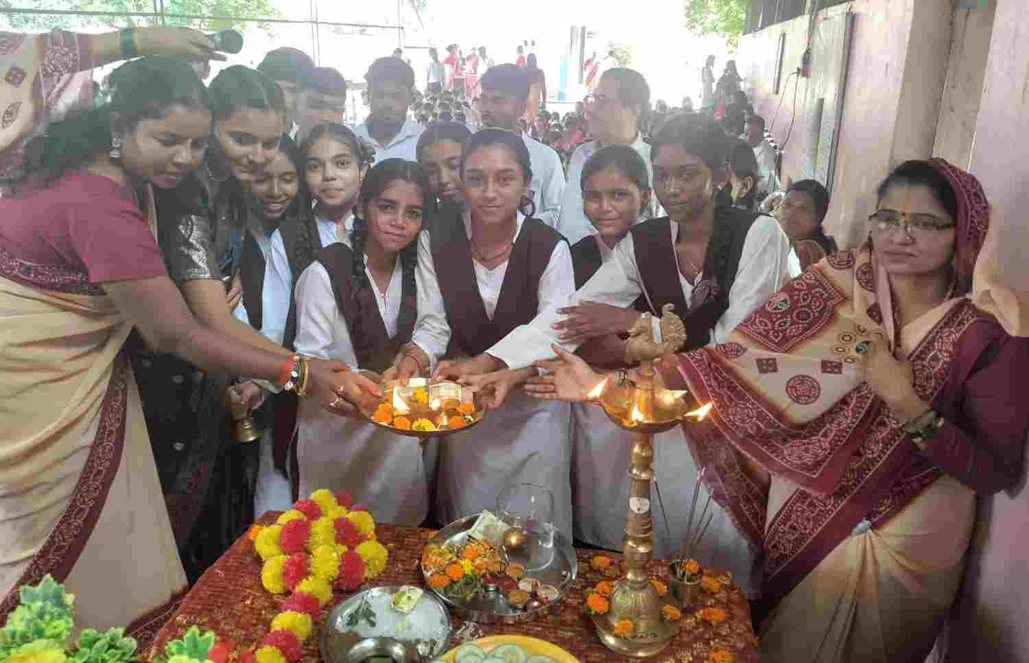 महर्षि दयानंद सरस्वती शिशु मंदिर में श्रीकृष्ण जन्मोत्सव उल्लास के साथ मनाया गया महर्षि दयानंद सरस्वती शिशु मंदिर में श्रीकृष्ण जन्मोत्सव उल्लास के साथ मनाया गया