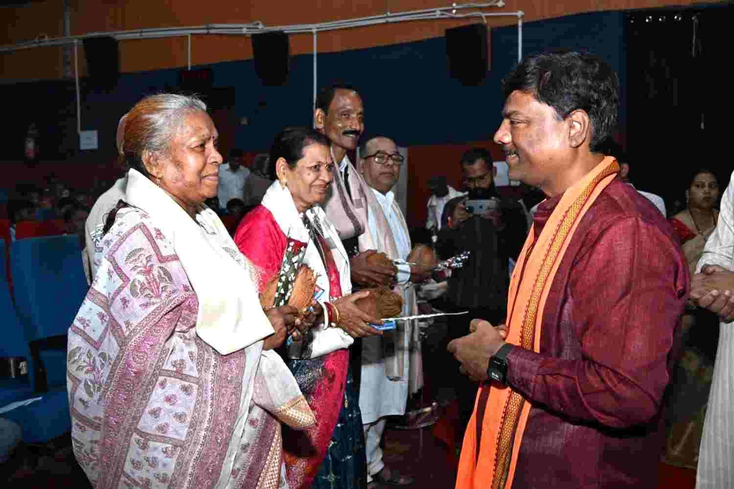मुख्यमंत्री शिक्षा गौरव अलंकरण समारोह- वन मंत्री केदार कश्यप ने सेवानिवृत्त शिक्षकों और शिक्षा दूतों को किया सम्मानित मुख्यमंत्री शिक्षा गौरव अलंकरण समारोह- वन मंत्री केदार कश्यप ने सेवानिवृत्त शिक्षकों और शिक्षा दूतों को किया सम्मानित