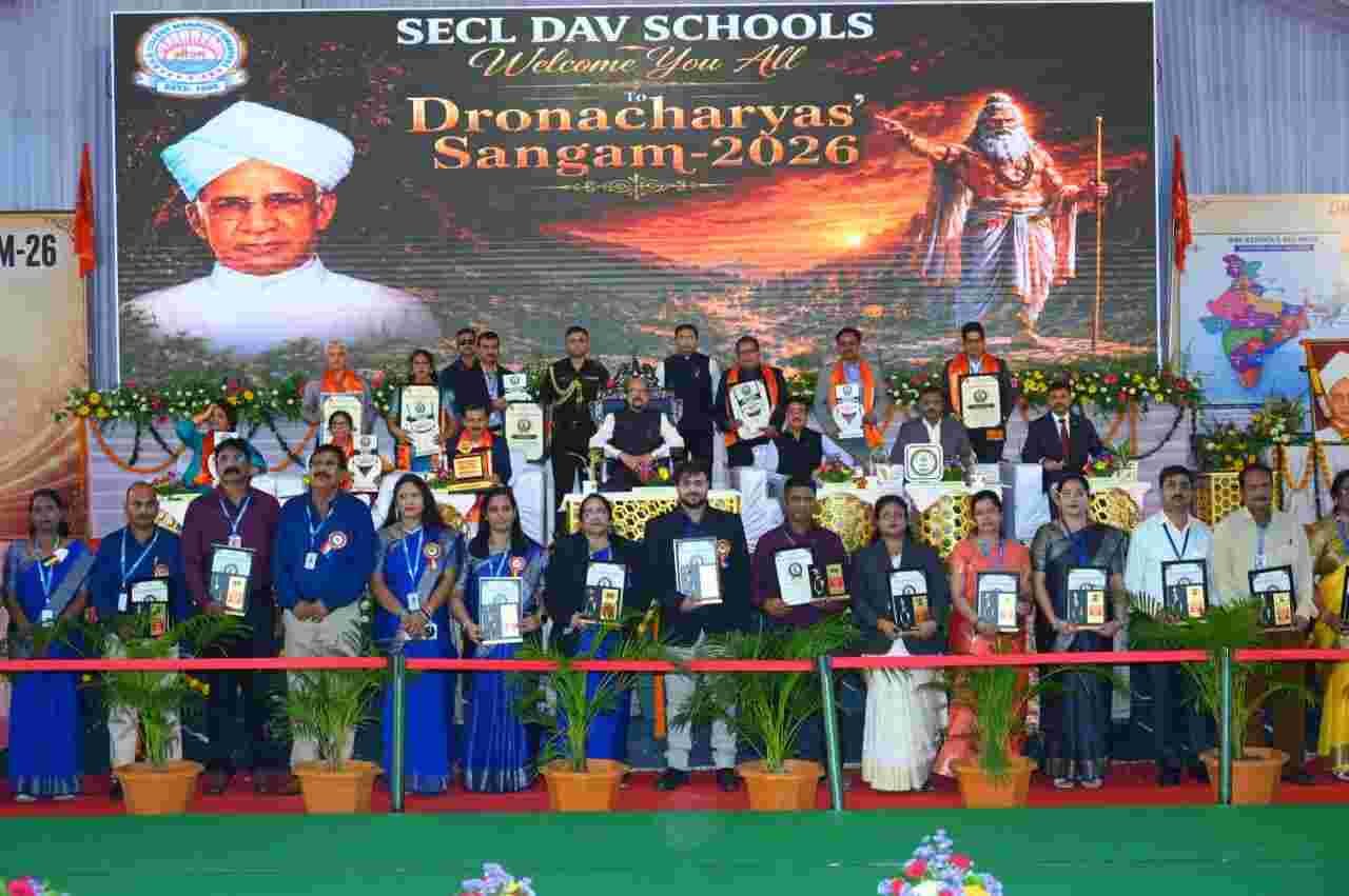 राज्यपाल रमेन डेका ‘द्रोणाचार्य संगम-2026’ में हुए शामिल, कहा—समय का सदुपयोग और परिश्रम ही सफलता की कुंज राज्यपाल रमेन डेका ‘द्रोणाचार्य संगम-2026’ में हुए शामिल, कहा—समय का सदुपयोग और परिश्रम ही सफलता की कुंज