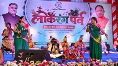 लोकधुनों और लोकनृत्यों से सजा ‘लोकरंग पर्व’, भरथरी गाथा ने बांधा समां लोकधुनों और लोकनृत्यों से सजा ‘लोकरंग पर्व’, भरथरी गाथा ने बांधा समां