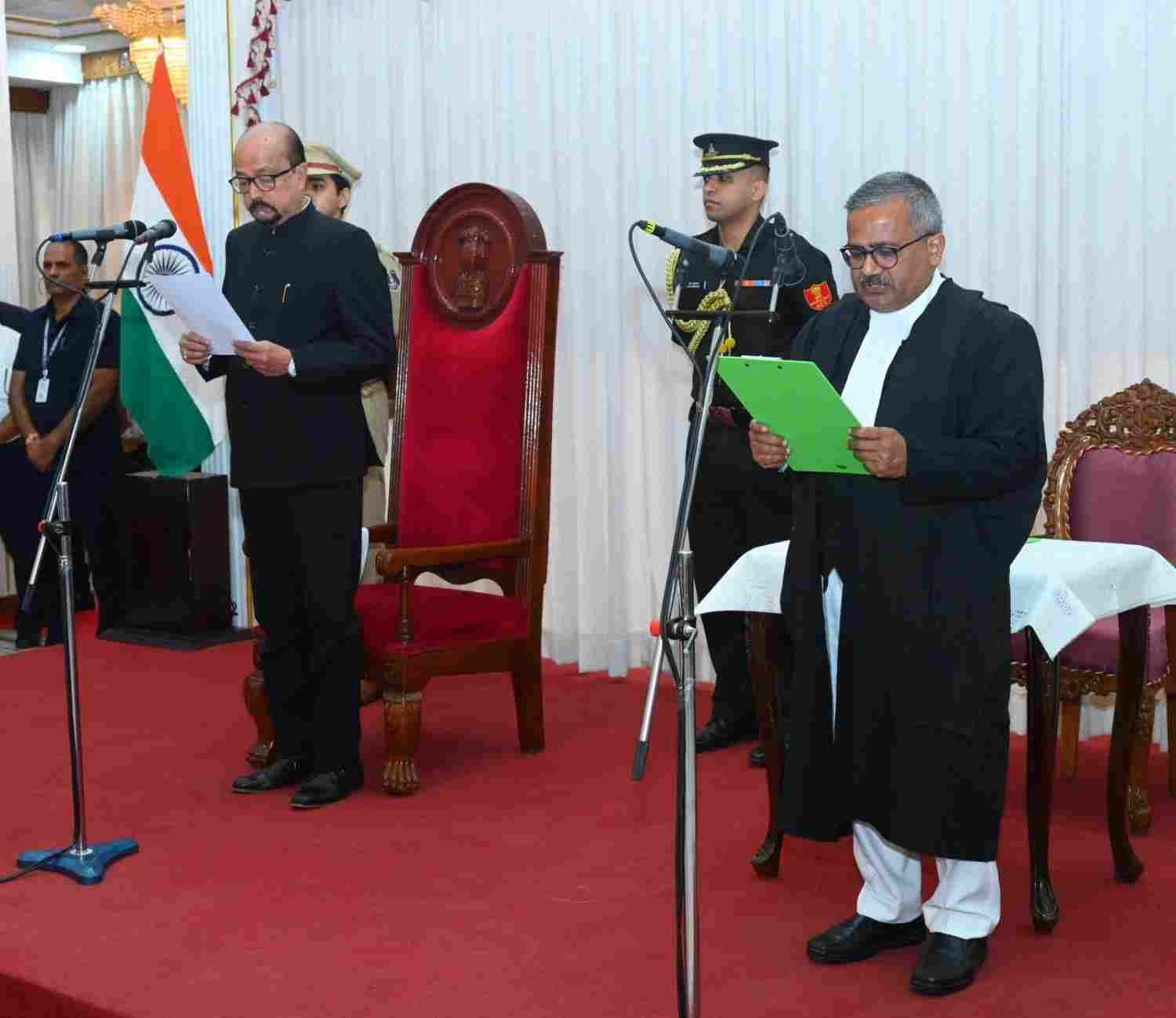 राज्यपाल डेका ने न्यायाधिपति कृष्न राम महापात्र को छत्तीसगढ़ उच्च न्यायालय के मुख्य न्यायाधीश पद की दिलाई शपथ राज्यपाल डेका ने न्यायाधिपति कृष्न राम महापात्र को छत्तीसगढ़ उच्च न्यायालय के मुख्य न्यायाधीश पद की दिलाई शपथ