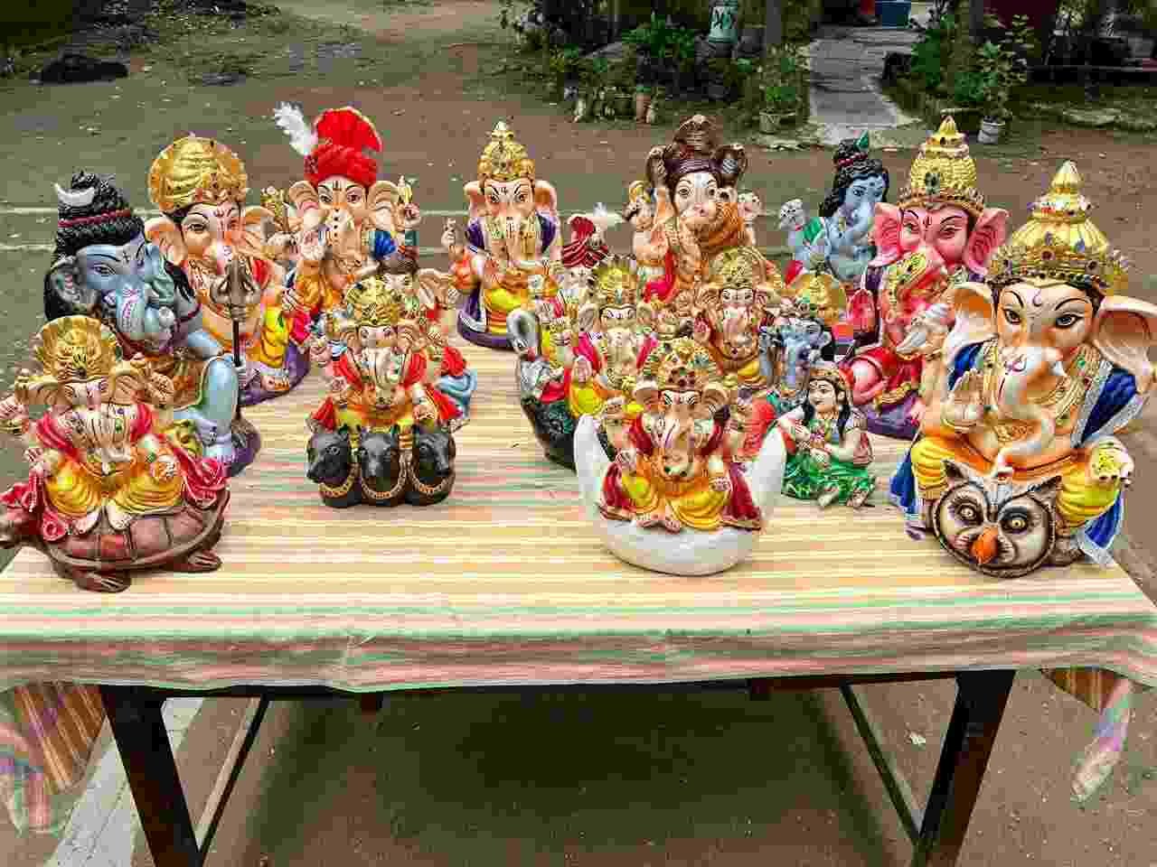 केंद्रीय जेल रायपुर में बंदियों ने मिट्टी से तैयार की 500 पर्यावरण-अनुकूल गणेश प्रतिमाएं केंद्रीय जेल रायपुर में बंदियों ने मिट्टी से तैयार की 500 पर्यावरण-अनुकूल गणेश प्रतिमाएं