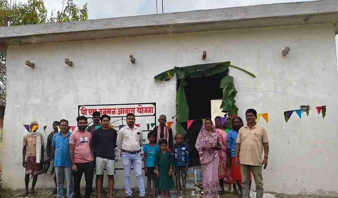 प्रधानमंत्री आवास योजना (ग्रामीण) के तहत हुआ भव्य सामूहिक गृह प्रवेश, नए घरों की चौखट पर खिले हितग्राहियों के चेहरे प्रधानमंत्री आवास योजना (ग्रामीण) के तहत हुआ भव्य सामूहिक गृह प्रवेश, नए घरों की चौखट पर खिले हितग्राहियों के चेहरे