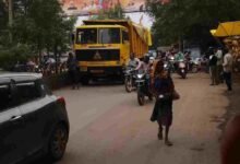 त्योहारी भीड़ के बीच नंदिनी रोड पर यातायात व्यवस्था चरमराई