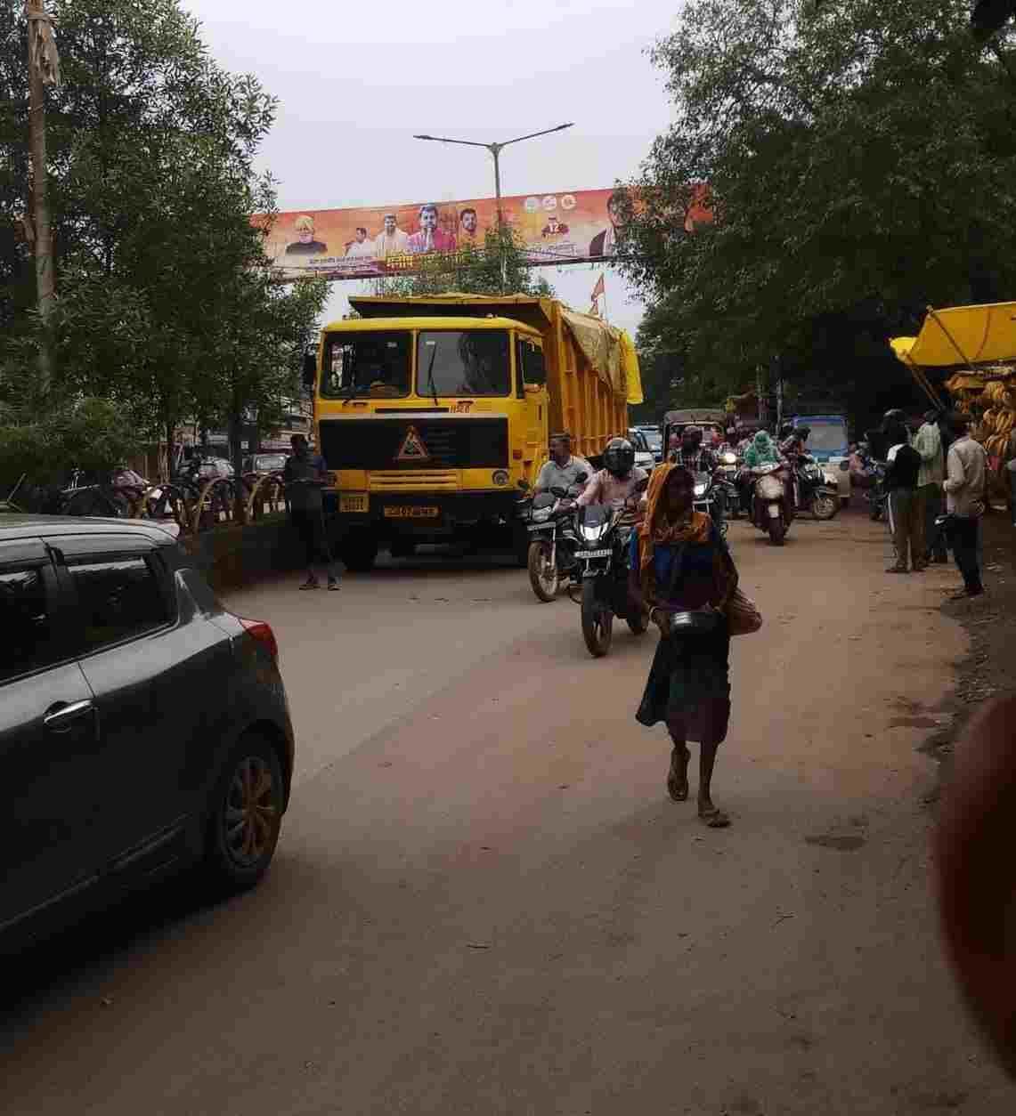 त्योहारी भीड़ के बीच नंदिनी रोड पर यातायात व्यवस्था चरमराई त्योहारी भीड़ के बीच नंदिनी रोड पर यातायात व्यवस्था चरमराई